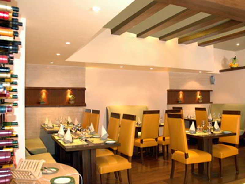 The Piccadily Hotel Chandigarh Restaurant photo